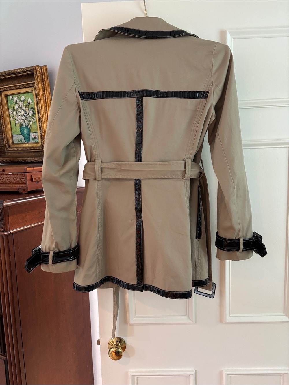 Classic Double-Breasted Trench Coat with Contrast patent leather Trim - Beige - Picture 4 of 4
